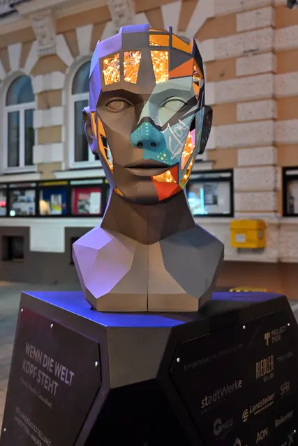 Abendstimmung: Kopf-Skulptur von Project Thor Design am Hauptplatz in Amstetten. | Foto: Hans-Peter Kriener