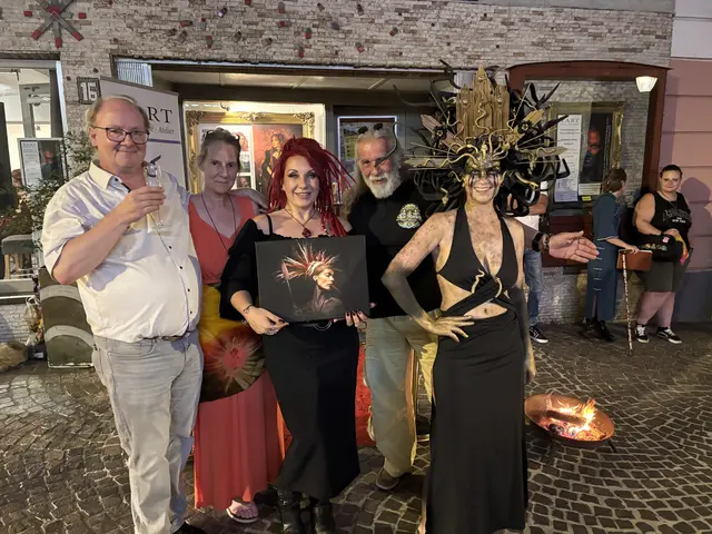 Am Ende des Abends wurde ein Bild von Natascha Zenig versteigert. Der Erlös kommt dem Verein Tart zu Gute.  | Foto: meinbezirk.at/Birgit Gehrke