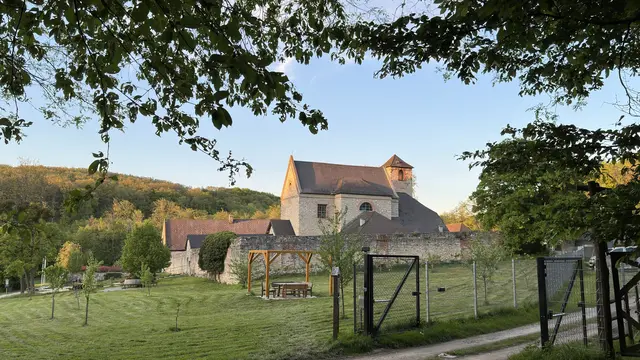 Klostergebäude und Wiese
