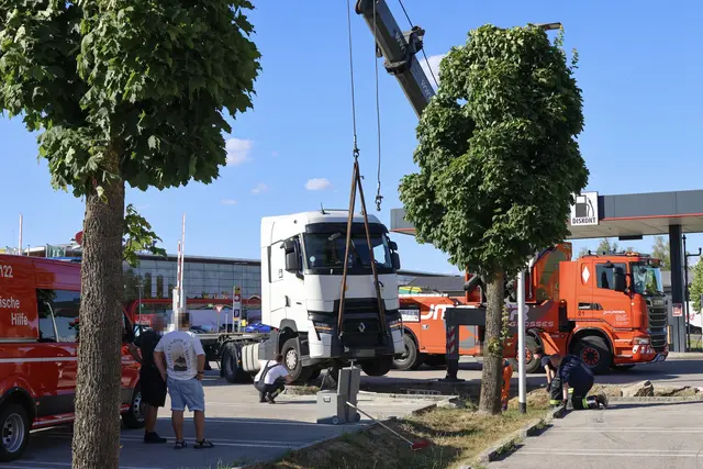 Eine aufwendigere Lkw-Bergung beschäftige die Einsatzkräfte der Feuerwehr in Wels-Waidhausen. | Foto: laumat.at/Matthias Lauber