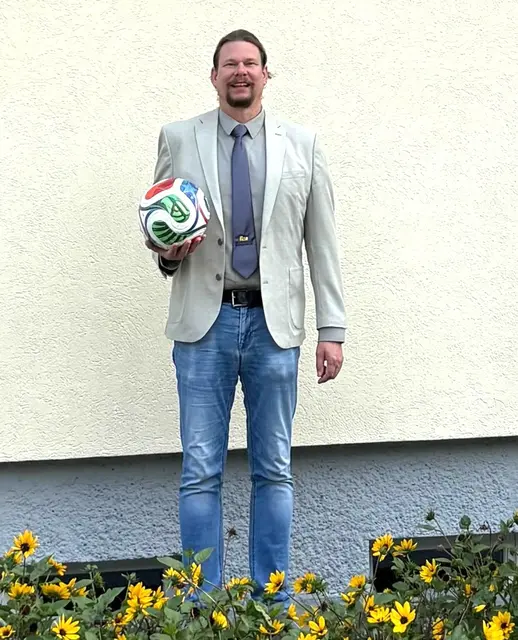 Schulleiter Matthias Fischler präsentiert stolz den gewonnenen originalen WM-Matchball, der künftig einen Ehrenplatz an der Mittelschule Hopfgarten erhalten wird. | Foto: MS Hopfgarten