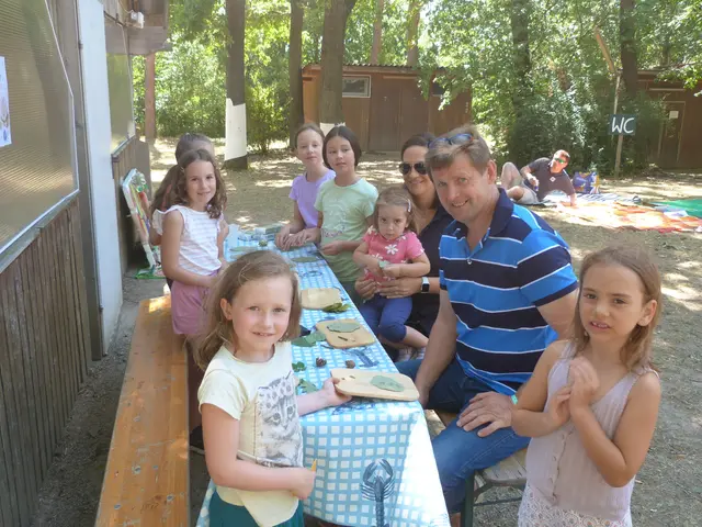 Bürgermeister Johann Heisz bestalte mit den Kids beeindruckende Blätterkunstwerke.  | Foto: Vanessa Wittmann