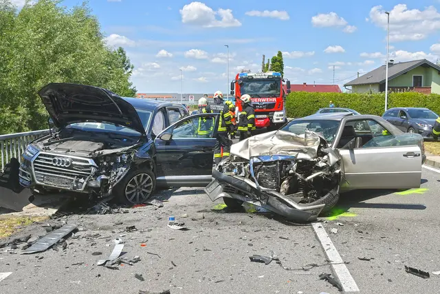Schwerer Frontalcrash in Schalchen – vier Personen wurden dabei verletzt, eine davon schwer. | Foto: Manfred Fesl