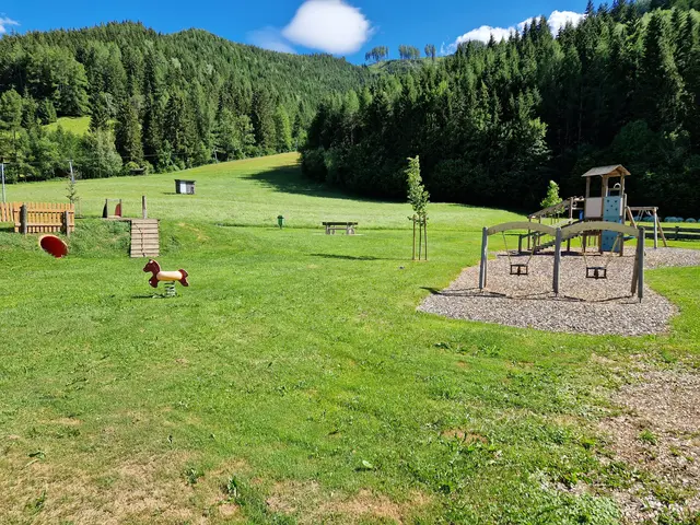 Babyschaukeln und Kletterturm am Spielplatz in Oberzeiring