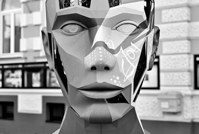 Kopf-Skulptur von Project Thor Design am Hauptplatz in Amstetten. | Foto: Hans-Peter Kriener