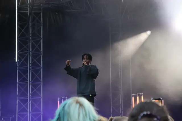 Mit eingängigen Pop- und Rapklängen eröffnete der Villacher Musiker bac das Sommerkonzert auf der Festung.  | Foto: Martina Obertimpfler 