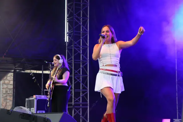 Sandra Hesch sorgte mit modernem deutschsprachigem Pop und energiegeladenen Songs für ausgelassene Stimmung und nachdenkliche Momente.  | Foto: Martina Obertimpfler 