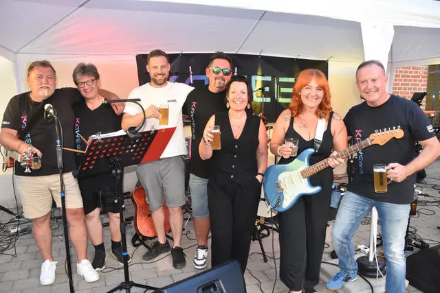 Die KAWEES spielten beim Sommerfest im Hianzenbräu auf. Hausherr Dominik Kainz (3.v.l.) durfte sich über viele Gäste freuen. | Foto: MeinBezirk/Michael Strini