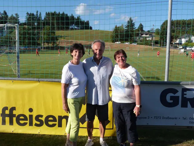 Anita, Norbert und Christine genossen den warmen Sommerabend am Dörfler Sportplatz.  | Foto: Vanessa Wittmann