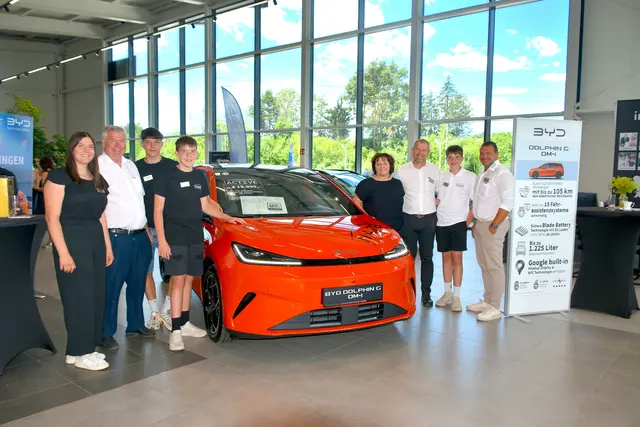 Familie Harb präsentierte bei der Sommerautoschau in Gleisdorf unter anderem auch den neuen BYD Dolphin. | Foto: MeinBezirk/Helmut Riedl