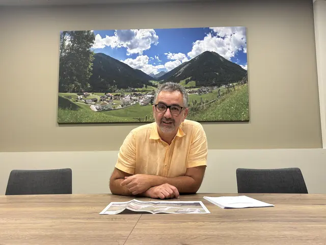 Im Gespräch mit MeinBezirk erzählt Bürgermeister Hans Motz von den Projekten in Gries im Sellrain.  | Foto: AMG