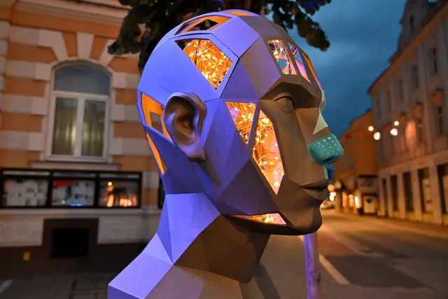 Nachtaufnahme: Kopf-Skulptur von Project Thor Design am Hauptplatz in Amstetten. | Foto: Hans-Peter Kriener