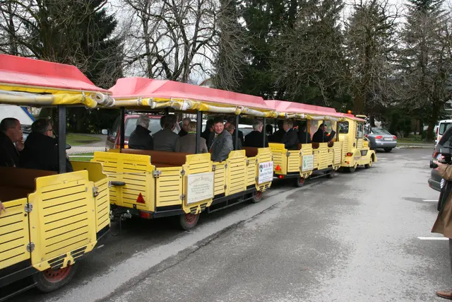 Ein Bummelzug bringt Besucher vom großen Messeparkplatz zum Ausstellungsareal. | Foto: Archiv/MeinBezirk