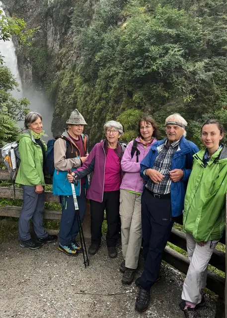 Den Blick auf den Wasserfall richten und die Kraft des Wassers spüren. Ein Moment, der durchströmt und trägt. | Foto: TAURISKA