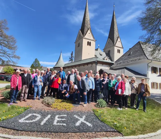 Die Gruppe des Seniorenbundes Griffen mit Obfrau Katharina Fritzl, Pfarrer Suresh Meriga, Bezirksobmann Anton Polessnig und Ehrenobmann Ferdinand Blasi bei ihrem Besuch in Diex | Foto: Privat