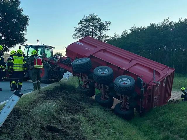 Freitagabend rutschte der Anhänger eines Traktors bei Hannersdorf in den Graben. | Foto: Feuerwehr Großpetersdorf/SJF