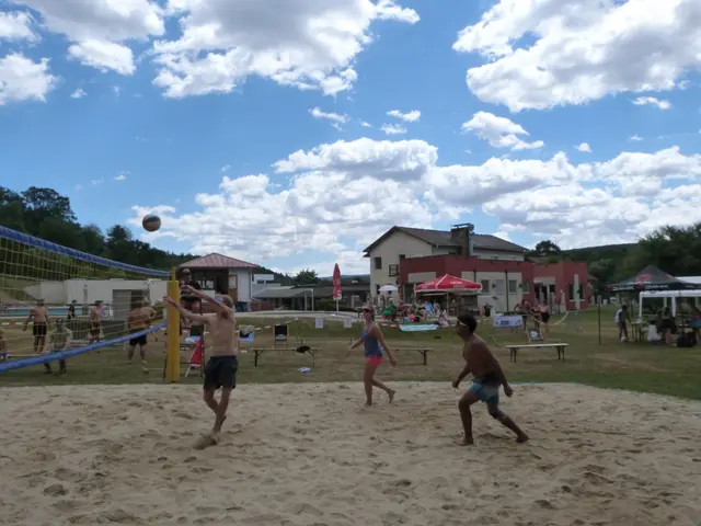 Zahlreiche Sportbegeisterte aus Nah und Fern zog es nach Lockenhaus, um das spannende Beachvolleyball-Turnier live mitzuerleben.  | Foto: Vanessa Wittmann