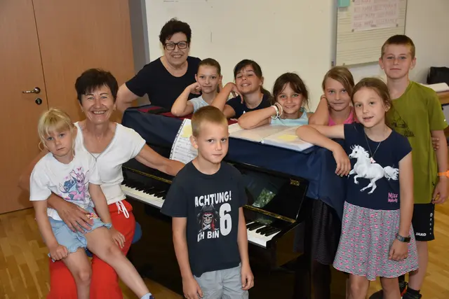 SchonSoNetten Pabnbeukirchen. Auch nach der ersten erfolgreichen Probe können Mädchen und Burschen, die Freude an Musik, Rhythmus und gemeinschaftlichem Singen haben, einsteigen und mitmachen. 