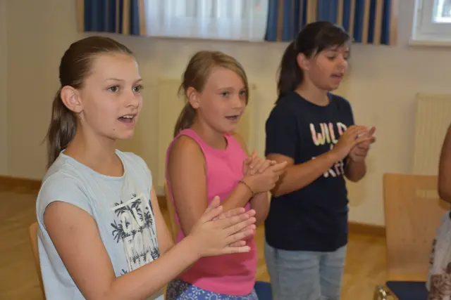 Auch nach der ersten erfolgreichen Probe können Mädchen und Burschen, die Freude an Musik, Rhythmus und gemeinschaftlichem Singen haben, einsteigen und mitmachen. 