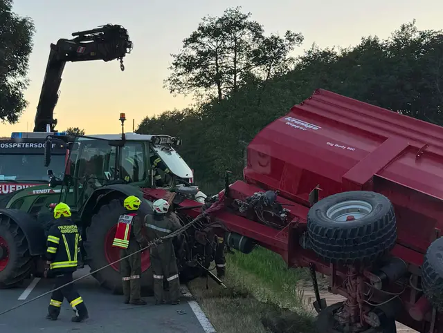 Die Feuerwehren aus Hannersdorf und Großpetersdorf konnten den Anhänger nach rund vier Stunden wieder auf die Straße hieven.  | Foto: Feuerwehr Großpetersdorf/SJF