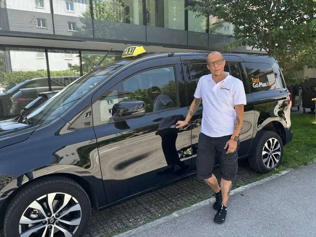 Mit seinem barrierefreien Taxi ist der Salzburger Raphael Simon Grothe vor allem in und um Salzburg unterwegs.  | Foto: Lisa Gold