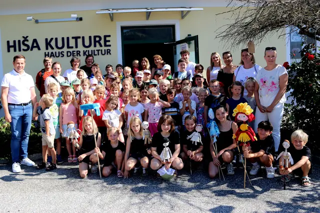 Die Puppentheatergruppe bot den Kindern ein schönes Theatererlebnis im Haus der Kultur/Hiša kulture des Kulturvereins Drava. Bürgermeister Patrick Skubel rundete den gelungenen Vormittag mit einem spendierten Eis ab. | Foto: Rosina Katz-Logar