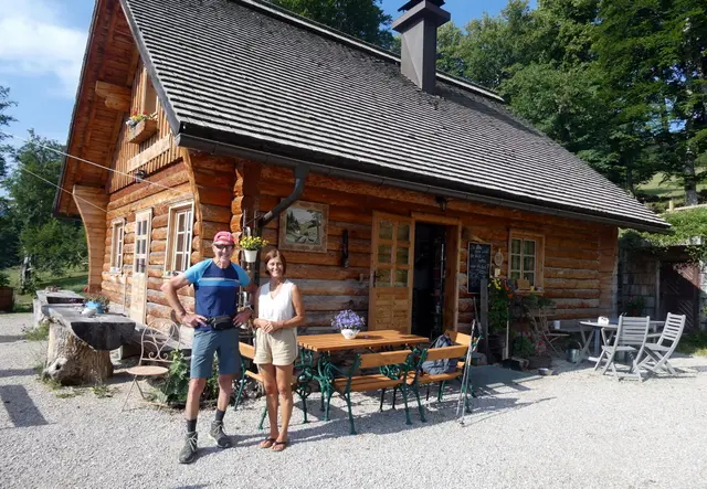 Nettes Plauscherl mit Halterin Elisabeth vor der Geißenberg Alm