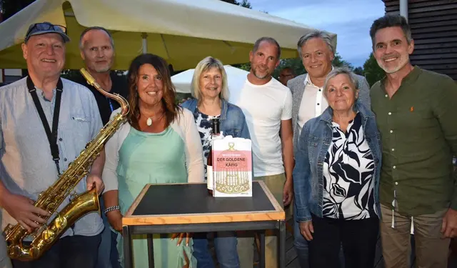 Bei der Lesung im Gšeft (von links): die Musiker Miha Vauti und Niko Vauti, Kulturausschuss-Obfrau Gemeinderätin Doris-Grit Schwarz, Gemeinderätin Doris Pleschounig, Autor Michael Pietrowski, Vizebürgermeister Vladimir Smrtnik, Gemeinderätin Maria Hober und Gemeindevorstand Norbert Haimburger | Foto: Privat