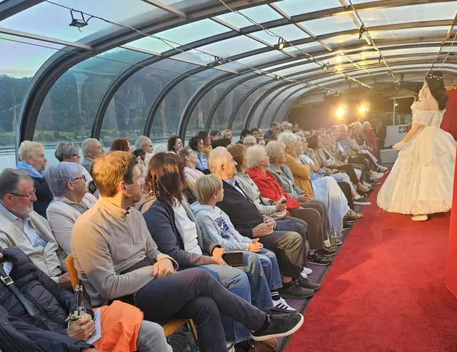"Sisi – Nah am Wasser" wird auf einem fahrenden Schiff aufgeführt. Unter den Besuchern war auch die Ausflugsgruppen aus dem Bezirk Völkermarkt – sie waren alle begeistert. | Foto: Privat/KSR