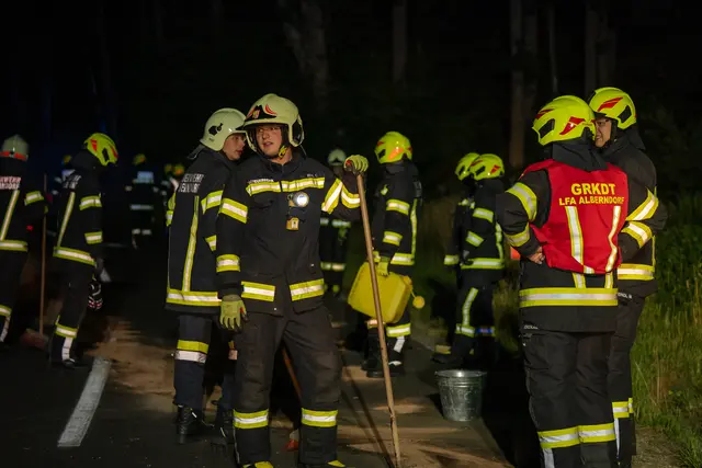 Die alarmierten Einsatzkräfte sicherten die Unfallstelle, unterstützten bei der Bergung des beschädigten Fahrzeugs und übernahmen die notwendigen Aufräumarbeiten. | Foto: Team Fotokerschi / Tobias Schartner