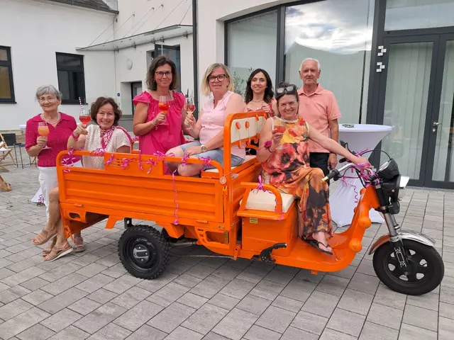 Rosita Schweiger, GR Traude Kornhofer, GGR Andrea Engelschall, GR Birgit Barth, GR Daniela Wallner, Leiterin des Hacker Hauses Brigitte Tauchner und Karl Stachel. | Foto: Binder