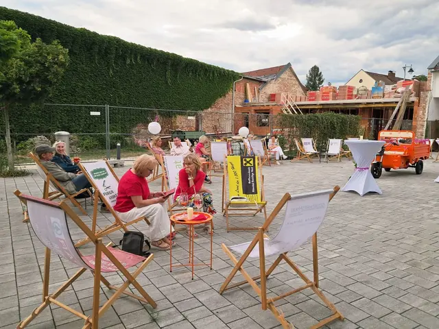 Die ersten Besucherinnen und Besucher im Innenhof. | Foto: Binder