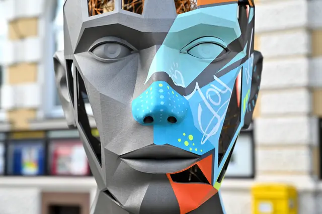 Kopf-Skulptur von Project Thor Design am Hauptplatz in Amstetten. | Foto: Hans-Peter Kriener