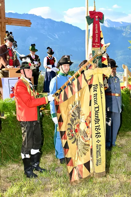 Historische Fahnen wurden eindrucksvoll präsentiert. | Foto: Hassl