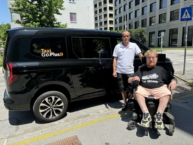 Mit seinem barrierefreien Taxi ist Raphael Simon Grothe vor allem in und um Salzburg unterwegs. Im Bild mit seinem Fahrgast Jasmin aus der Stadt Salzburg.  | Foto: Lisa Gold