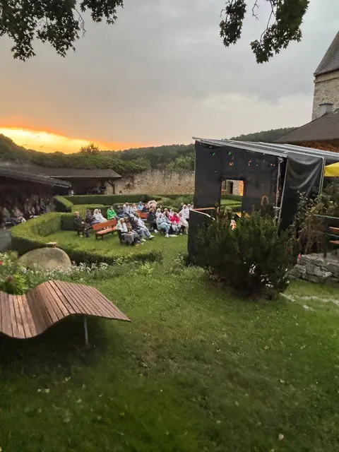 Grüner Innenhof mit Bühne