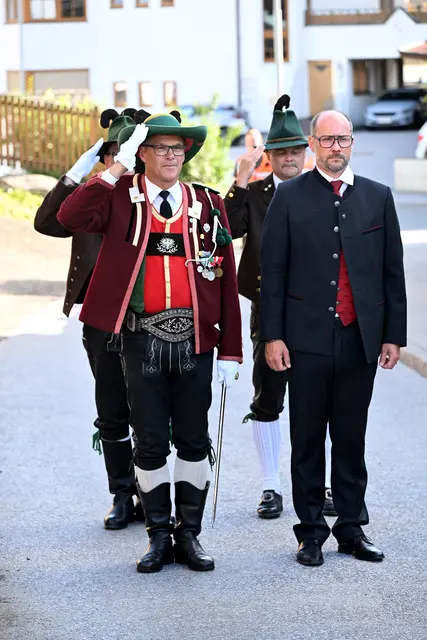 Landesrat Mario Gerber,, Bat,.-Kdt. Major Hans Knoflach und Bgm. Johannes Strobl nahmen die Meldung entgegen. | Foto: Hassl