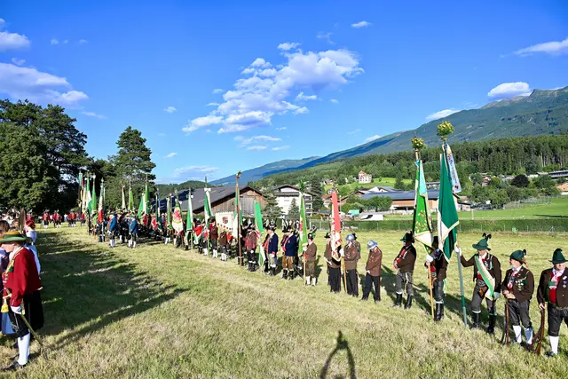 Eindrucksvolle Fahnenparade beim Festakt am Samstag. | Foto: Hassl