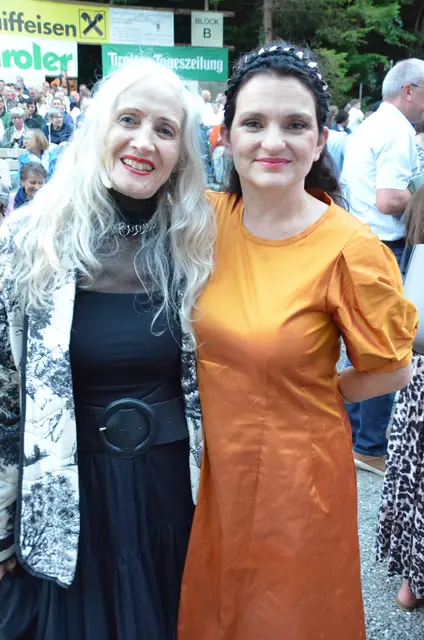 Silvia Wechselberger mit Stück-Autorin Barbara Aschenwald. | Foto: Schletterer