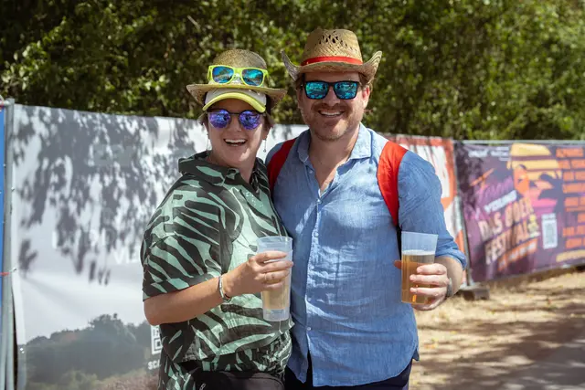 Strohut und Sonnenbrille dürfen beim Donauinselfest nicht fehlen. | Foto: Sade Jerabek/MeinBezirk