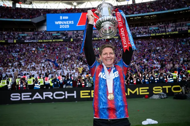 Kann Oliver Glasner auch in Nottingham jubeln? Hier stemmt er die FA-Cup-Trophäe hoch, die er mit Crystal Palace gewinnen konnte.  | Foto:  CPFC/Sebastian Frej