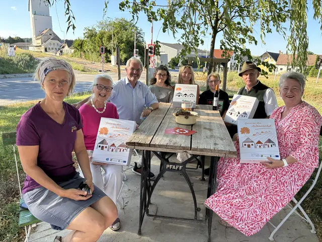 Beim "Kuchlkastl" von Sonja Lehner (li) trafen die Weinviertler Köchinnen und Köche zum Rezepteaustausch zusammen. Da bekam auch Landtagspräsident Karl Wilfing gleich Gusto auf Pfaffenbäuchlein und Co. | Foto: Sandra Schütz