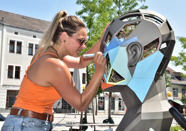 Kunst-Kopf im Wandel: Designerin Sandra Friedl-Brenner setzt effektvolle Farbakzente. | Foto: Hans-Peter Kriener