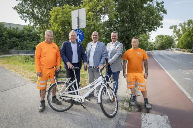 Wohlfahrtgasse: Christian Jäche (Wirtschaftshof), Stadtrat LAbg. Franz Dinhobl, Stadtrat Norbert Horvath, Manfred Holzgethan (wnsks) und Domi Orban (Wirtschaftshof).
 | Foto: Weller, Stadt WRN