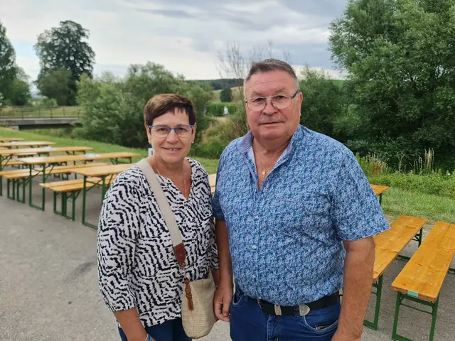 Rosemarie Höfer fährt gemeinsam mit der „Bäuerin“ aus dem Ort auf Urlaub. Anschließend genießen Anton und Rosemarie ihre gemeinsame Urlaubszeit zuhause | Foto: Cornelia Strobl