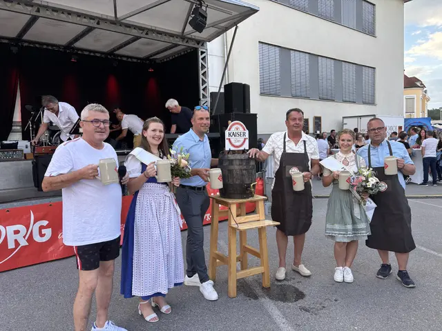 Fotoshooting mit Ehrengästen und Bierköniginnen | Foto: MeinBezirk Perg/Köck