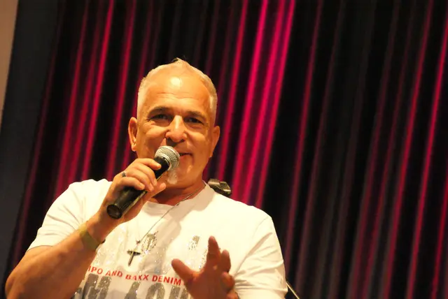 Frank Heller bei seinem Auftritt im Kultursaal. | Foto: Anna Kaufmann