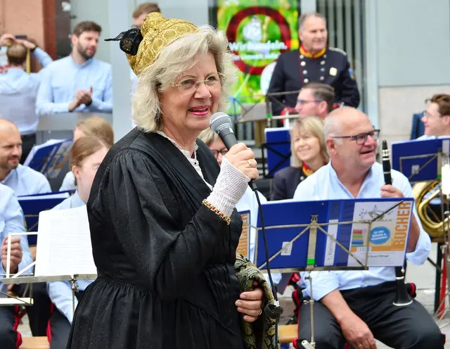 Obfrau Gertude Ruttner begrüsst die Gruppen