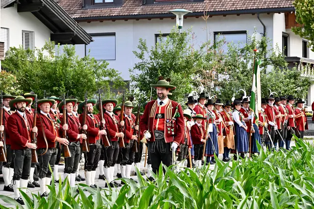 Die Ehrenkompanie kam aus Patsch - und Hauptmann Christoph Kriechhammer war ob des Aufmarschs seiner Kompanie bester Laune. | Foto: Hassl
