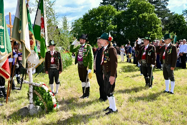 Traditioneller Abschluss der Festmesse: Kranzniederlegung im Gedenken an die Verstorbenen. | Foto: Hassl